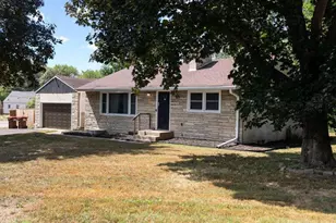 1689 Edgemont St, Maplewood, MN 55117 - Photo 2