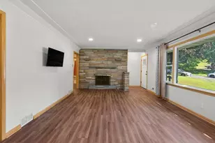 1689 Edgemont St, Maplewood, MN 55117 - Photo 8