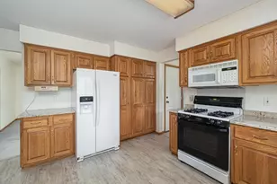 9508 Riverview Ave, Bloomington, MN 55425 - Photo 8