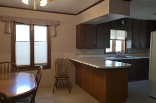 207 E Lyon St, Marshall, MN 56258 - Photo 8