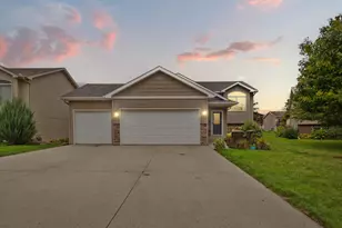 104 Kingsmill Ct, Mankato, MN 56001 - Photo 2