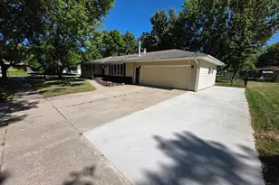 302 10th St SE, Barnesville, MN 56514 - Photo 2