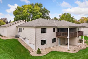 980 Carriage Ln, Chaska, MN 55318 - Photo 2