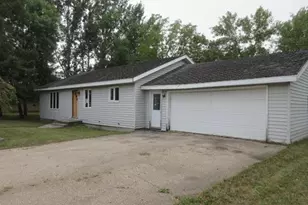 1029 Elm Ave, Hallock, MN 56728 - Photo 2
