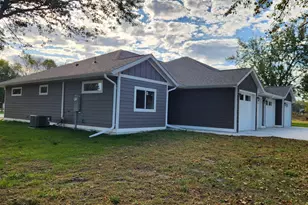 901 7th Ave SW, Pipestone, MN 56164 - Photo 2
