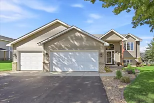 952 S Chestnut St, Belle Plaine, MN 56011 - Photo 1