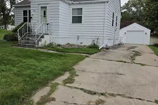 416 10th St SE, Waseca, MN 56093 - Photo 1