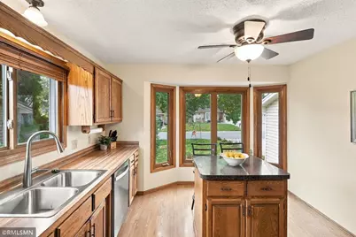 720 Sierra Trail, Chanhassen, MN 55317 - Photo 4