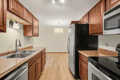 205 Barry Avenue S #207, Wayzata, MN 55391 - Photo 4