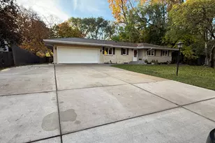 6447 Westchester Cir, Golden Valley, MN 55427 - Photo 4
