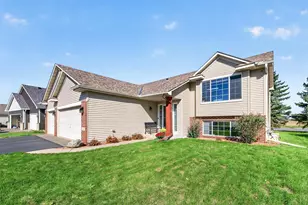 911 Cobblestone Ln, Belle Plaine, MN 56011 - Photo 2