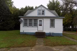 113 Center St, Jackson, MN 56143 - Photo 1