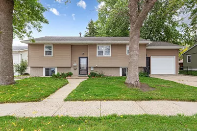 109 10th Avenue SE, Waseca, MN 56093 - Photo 2