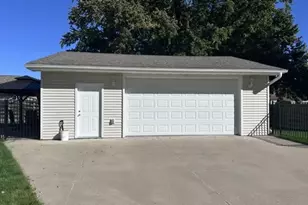 911 3rd Ave NW, Austin, MN 55912 - Photo 2