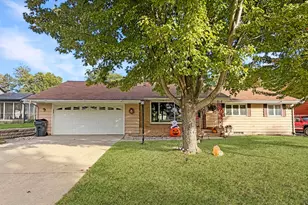 219 E Hollett St, Tracy, MN 56175 - Photo 1