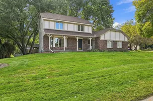 18731 Maple Leaf Dr, Eden Prairie, MN 55346 - Photo 4