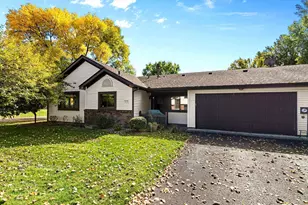 576 Donegal Cir, Shoreview, MN 55126 - Photo 2