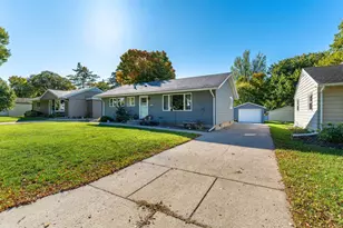 412 E Everett Ave, Fergus Falls, MN 56537 - Photo 2