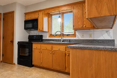 1595 Sandhurst Avenue E, Maplewood, MN 55109 - Photo 12