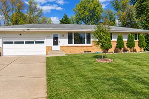 1595 Sandhurst Ave E, Maplewood, MN 55109 - Photo 2