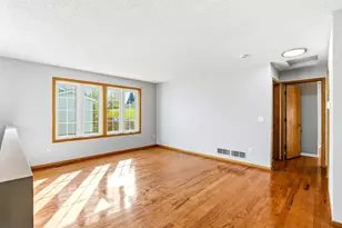 494 Appleblossom Ln, Shakopee, MN 55379 - Photo 4