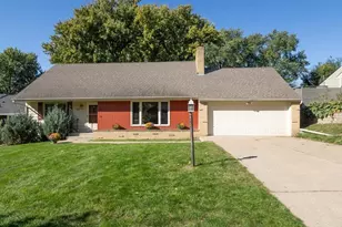 33 Hilltop Ln, Saint Paul, MN 55116 - Photo 1