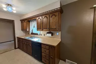 1113 N Cedar St, Luverne, MN 56156 - Photo 4