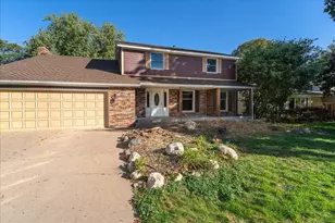 1331 Willow Cir, Roseville, MN 55113 - Photo 2