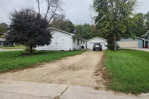 211 4th Ave SW, Pine Island, MN 55963 - Photo 2