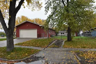 402 Maple Ln, Moorhead, MN 56560 - Photo 20