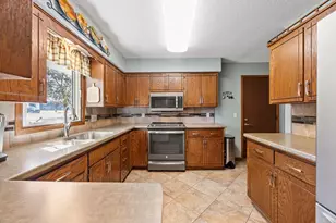 911 Neal Ave SW, Hutchinson, MN 55350 - Photo 30