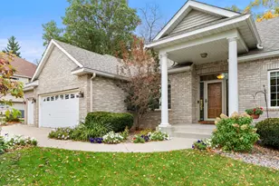 542 Majestic Oaks Ct, Eagan, MN 55123 - Photo 2