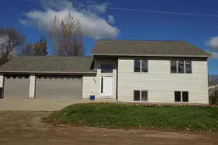 559 E 11th St, Gibbon, MN 55335 - Photo 1