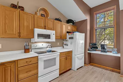 2215 10th Avenue SE, Willmar, MN 56201 - Photo 8