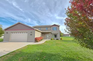 105 Taylor Cir, Le Sueur, MN 56058 - Photo 1