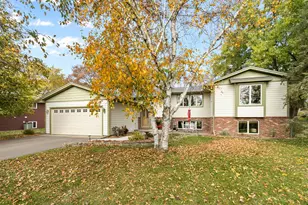 555 S Oak Dr, Vadnais Heights, MN 55127 - Photo 1