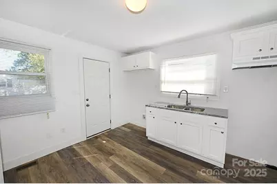 125 S Ervin Avenue, Newton, NC 28658 - Photo 4