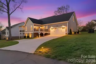 405 19th Ave Cir NW, Hickory, NC 28601 - Photo 2