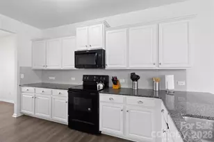 9022 Colwick Hill Ln, Charlotte, NC 28215 - Photo 12