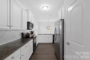 9022 Colwick Hill Ln, Charlotte, NC 28215 - Photo 8