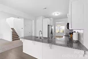9022 Colwick Hill Ln, Charlotte, NC 28215 - Photo 8