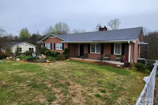 406 S Caldwell Ave, Newton, NC 28658 - Photo 2