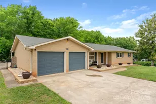 213 Lakeview Dr, Harrisburg, NC 28075 - Photo 2