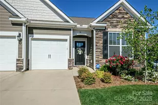 70 Cameo Dr, Flat Rock, NC 28731 - Photo 2