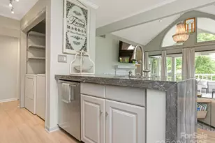 212 W 10th St, Charlotte, NC 28202 - Photo 8