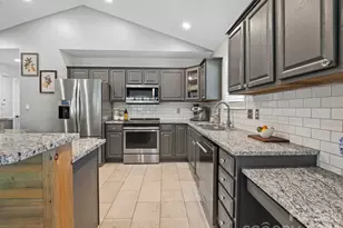 10 Gray Wolf Ln, Hendersonville, NC 28792 - Photo 1