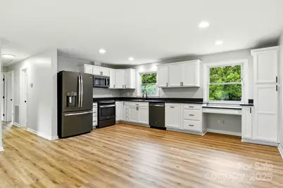 1837 6th Avenue NW, Hickory, NC 28601 - Photo 10