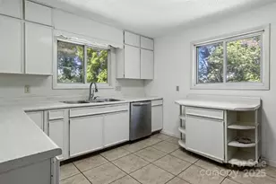 324 Whispering Hills Dr, Hendersonville, NC 28792 - Photo 2