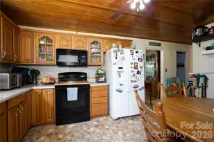 1424 Bear Creek Rd, Bakersville, NC 28705 - Photo 8