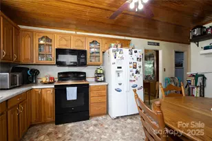 1424 Bear Creek Rd, Bakersville, NC 28705 - Photo 8